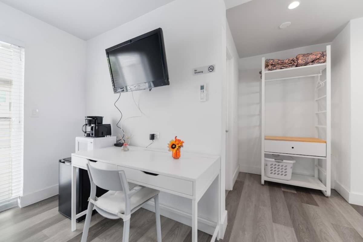 Cozy 1 Bedroom With Pool Steps From The Beach #47 Hollywood Exterior photo